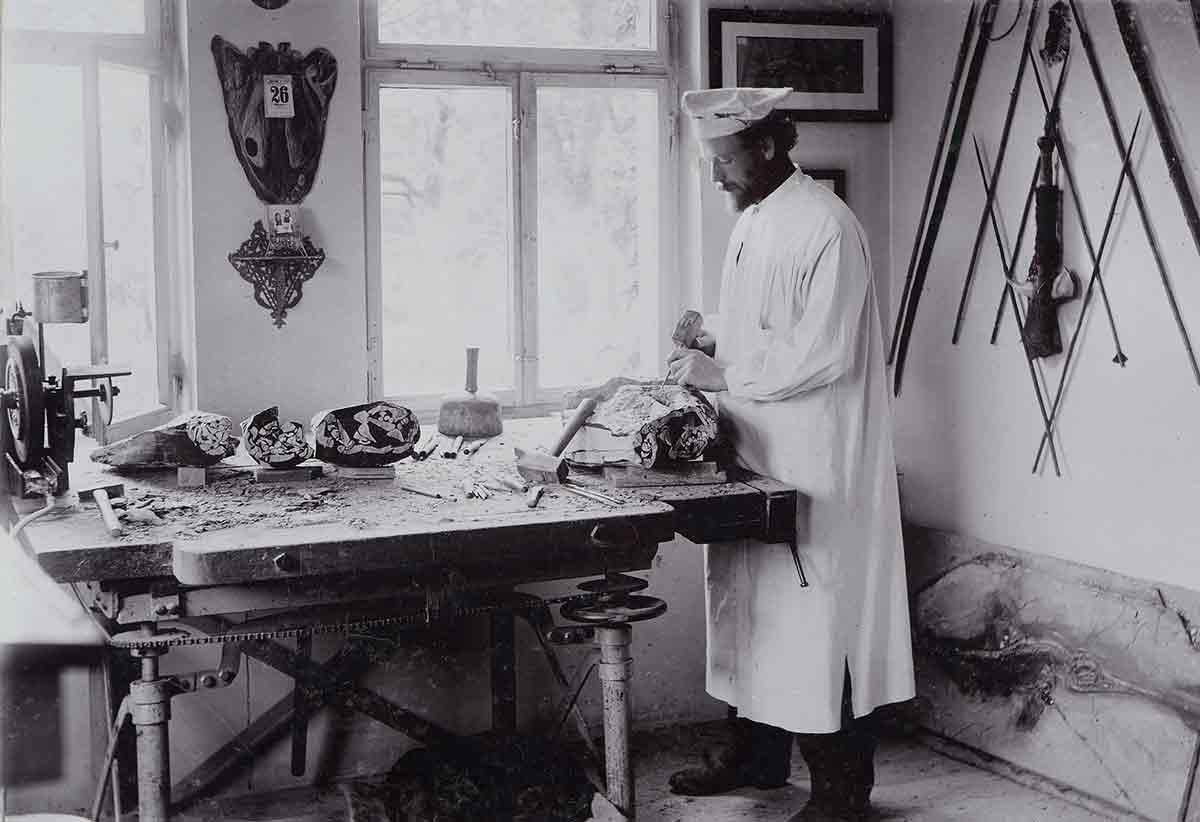 Bernhard Hauff senior in seinem Atelier bei der Präparation eines Ichthyosaurierschädels.